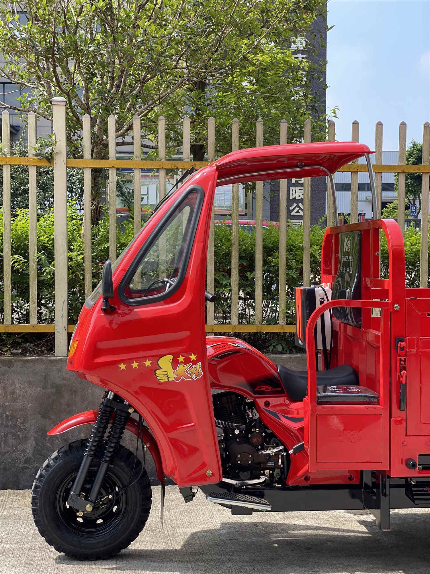 semi cabin 200cc cargo tricycle (11)